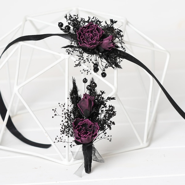 Zwart donkerpaarse aubergine gekleurde pioenrozen corsage, zwarte goth aubergine corsage, gotische bruiloft corsage, donkerpaarse corsage