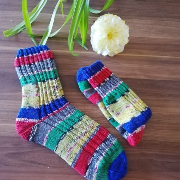 Selbstgestrickte Socken - Größe 42-43 bunt