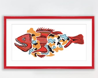 Può includere: Una stampa incorniciata in rosso di un pesce stilizzato con dettagli rossi, arancioni e blu su uno sfondo bianco. La stampa è appesa a una parete bianca sopra una cassettiera rosa con ferramenta dorata.