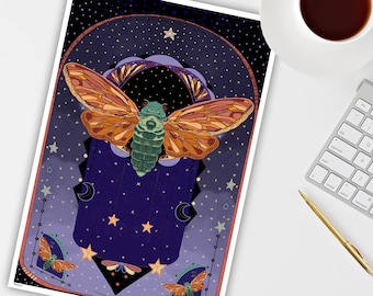 Può includere: Un'illustrazione digitale di una cicala con ali arancioni, marroni e verdi su uno sfondo blu scuro con stelle dorate e lune crescenti. La cicala è circondata da una cornice dorata su uno sfondo viola e blu.