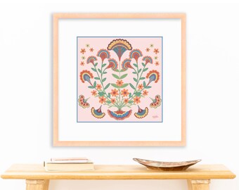 Può includere: Una stampa incorniciata di un design floreale colorato su sfondo rosa. I fiori sono stilizzati e hanno un'estetica di arte popolare. La stampa è in una cornice di legno chiaro.