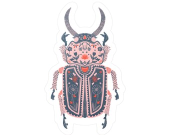 Può includere: Un adesivo di scarabeo con motivo rosa e blu con dettagli floreali. Lo scarabeo ha una grande testa con due lunghe antenne e un corpo con disegni intricati.