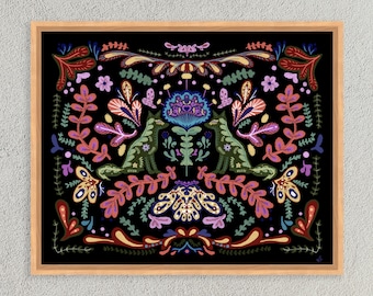 Può includere: Un design di arte popolare simmetrico con due volpi verdi che si guardano su uno sfondo nero. Le volpi sono circondate da fiori, foglie e farfalle colorate.