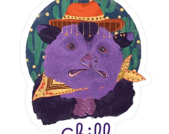Può includere: Un opossum viola che indossa un cappello da cowboy rosso e nero con stelle e un bandano giallo. L'opossum è circondato da cactus e stelle. Il testo "chill" è scritto sotto l'opossum.
