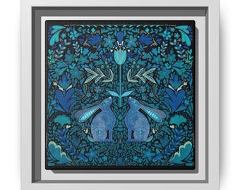 Può includere: Stampa artistica quadrata incorniciata con un design floreale blu e due coniglietti uno di fronte all'altro. L'opera d'arte è prevalentemente blu con accenti turchese e neri. La stampa è in una cornice bianca.
