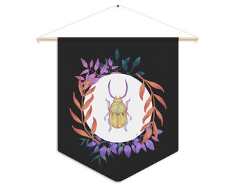 Può includere: Un arazzo da parete in tela nera con un cerchio bianco al centro. Il cerchio presenta uno scarabeo giallo e verde con accenti viola. Lo scarabeo è circondato da una ghirlanda di foglie arancioni, viola e verdi.