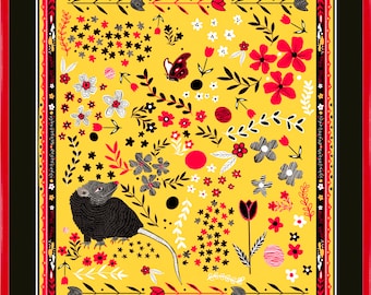 Può includere: Uno sfondo giallo con un topo bianco e nero, fiori rossi e bianchi e una farfalla nera. Lo sfondo è circondato da un bordo nero con un motivo rosso e bianco.