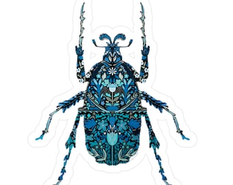 Può includere: Uno scarabeo blu con un motivo floreale. Lo scarabeo è composto da fiori e foglie in tonalità di blu, verde e bianco.