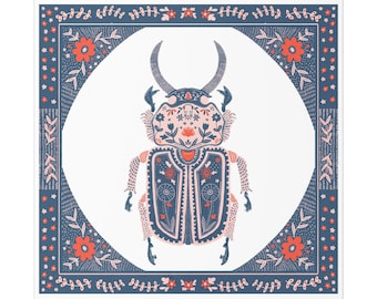 Può includere: Un'illustrazione stilizzata di uno scarabeo con un motivo floreale rosa e blu. Lo scarabeo è circondato da un bordo floreale blu e bianco.