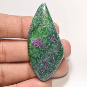 Ruby Fuchsite Cabochon... Cabochon a forma libera... 55x25x6 mm.. 72 Cts.. #G8841