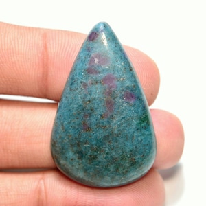 Cabochon di cianite rubino... Cabochon di pere... 37x24x5 mm.. 45 ct... #G8714