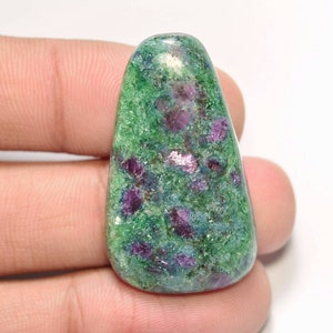 Rubis Fuchsite Cabochon... Cabochon de forme libre... 36x21x6 mm... 41 ct.. #G8844