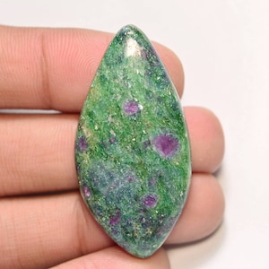 Robijn Fuchsiet Cabochon... Vrije vorm Cabochon... 44x22x6 m... 51 cts... #G8843