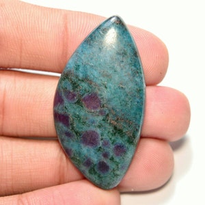 Cabochon di cianite rubino... Cabochon a forma libera... 43x23x6 mm... 55 Cts.. #G8732