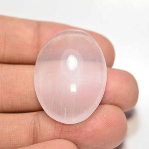 Cabochon de guérison en sélénite... Cabochon ovale... 31 x 23 x 9 mm... 46 Cts... # i2558
