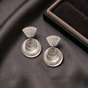Örhängen i sterlingsilver – ett uttryck för ren elegans.