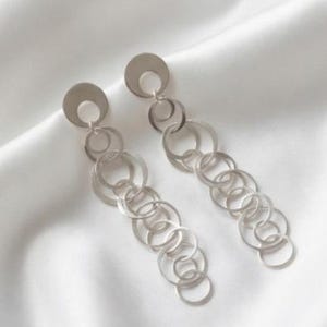 Eleganti orecchini pendenti in argento sterling 925 – Cerchi fluidi, forgiati a mano.