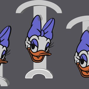Pode incluir: Três ganchos de parede de cerâmica branca com um design de cabeça de pato. Cada pato tem um laço azul e um bico laranja. Os patos estão olhando para a frente com os olhos abertos.