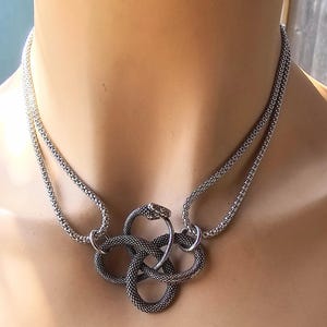 Colar de camadas de corrente de ouroboros de Medusa de cobra - joia artesanal exclusiva com estética Medusa para ela