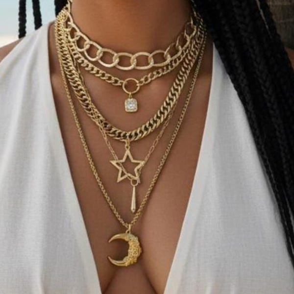 Goldfarbenes, mehrlagiges, auffälliges Halskettenset im maximalistischen Stil mit Mond- und Sternanhängern, himmlischer Hexenschmuck