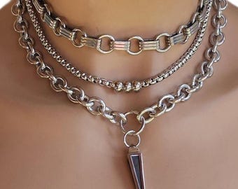 Mehrlagiges Choker-Halsband aus Edelstahl im Gothic-Stil: Handgefertigte, extravagante Gothic-Punk-Halskette