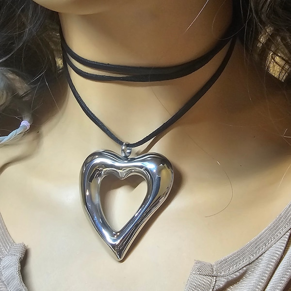 Collier coeur argenté chromé gonflé sur cordon en cuir végétalien / Cravate superposée, bijoux faits main, cadeau Saint Valentin pour elle / tour de cou