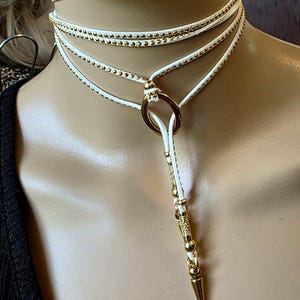 Gargantilla de gamuza sintética con tachuelas doradas, estilo bolero en capas. Joyas bohemias de verano hechas a mano, regalo para ella.