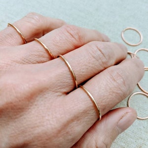 Eenvoudige minimalistische gelaagdheid Stack able Ringen gemaakt in goud gevuld geen roest