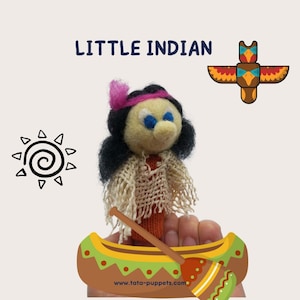Peut inclure: Une marionnette de doigt en feutre représentant une femme amérindienne portant un bandeau rose et une robe marron et blanche. Elle tient une pagaie et se trouve dans un canoë jaune et marron. L'arrière-plan comprend un symbole solaire et un oiseau stylisé.