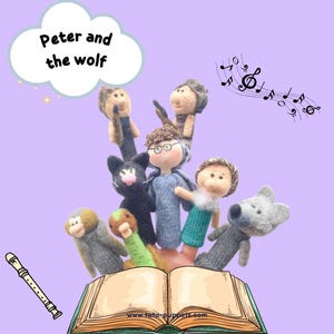 Peut inclure: Ensemble de marionnettes à doigts faites à la main représentant les personnages de "Pierre et le Loup". Les marionnettes incluent un loup, un chat, un oiseau, un canard et Pierre. Le titre "Peter and the wolf" est visible.