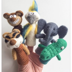 Puede incluir: Cinco marionetas de dedo hechas de fieltro, incluyendo un tigre, un oso, un loro, un elefante y un caimán. Las marionetas llevan todas ropa de diferentes colores.