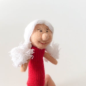 Chica - títere de lana de dedo.