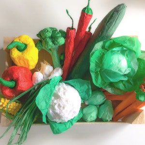 Cesto di verdure fatto a mano di carte. Belle verdure per il gioco e l'arredamento.