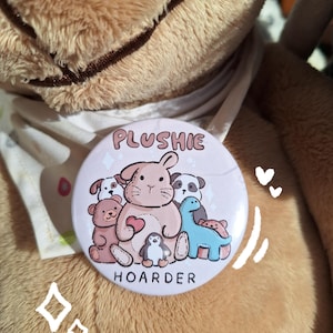 Pluche Hoarder-knoopspeld | Schattige badge voor verzamelaars van knuffeldieren, schattige illustratie van een konijn met teddybeer, dinosaurus, hond, pinguïn, kat