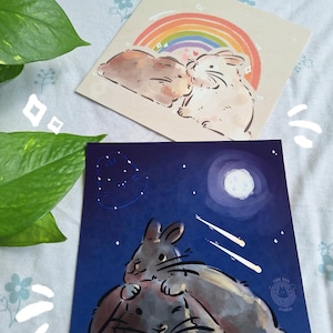 Stampe artistiche di Cuddle Buns | 2 disegni, adorabili stampe artistiche di coniglietti carini su carta di alta qualità, con arcobaleno e costellazione zodiacale del coniglietto