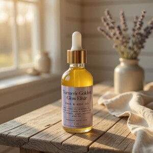 Puede incluir: Una botella de vidrio transparente de aceite facial y corporal Turmeric Golden Glow Elixir con una tapa dorada. La etiqueta enumera los ingredientes y dice "hecho a mano con amor". La botella est&aacute; sobre una mesa de madera r&uacute;stica.