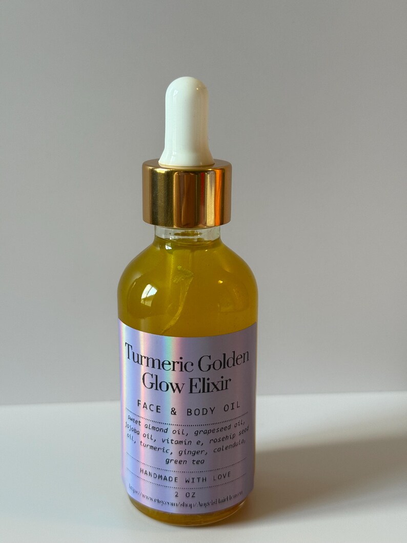 Puede incluir: Botella de vidrio transparente llena de l&iacute;quido amarillo, con un cuentagotas blanco y una tapa dorada. La etiqueta dice "Turmeric Golden Glow Elixir" y enumera los ingredientes. La botella contiene 59 ml.