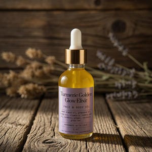 Puede incluir: Una botella de vidrio transparente de aceite facial y corporal Turmeric Golden Glow Elixir con un cuentagotas. La etiqueta es morada con texto blanco. La botella est&aacute; llena de un l&iacute;quido amarillo. El fondo es una superficie de madera r&uacute;stica.