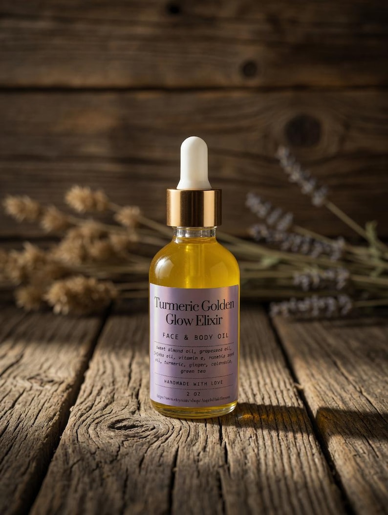 Puede incluir: Una botella de vidrio transparente de aceite facial y corporal Turmeric Golden Glow Elixir con un cuentagotas. La etiqueta es morada con texto blanco. La botella est&aacute; llena de un l&iacute;quido amarillo. El fondo es una superficie de madera r&uacute;stica.