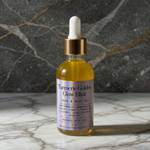 Puede incluir: Una botella de vidrio transparente de aceite facial y corporal Turmeric Golden Glow Elixir. La botella tiene un cuentagotas blanco y una tapa dorada. La etiqueta es lavanda con texto blanco. El fondo es un patr&oacute;n de m&aacute;rmol.