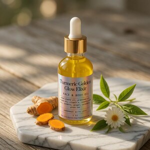 Puede incluir: Una botella de vidrio transparente de aceite facial y corporal Turmeric Golden Glow Elixir con un cuentagotas dorado. La botella est&aacute; sobre una bandeja de m&aacute;rmol blanco con ra&iacute;z y rodajas de c&uacute;rcuma, una margarita y hojas verdes. La etiqueta dice "FACE & BODY OIL".