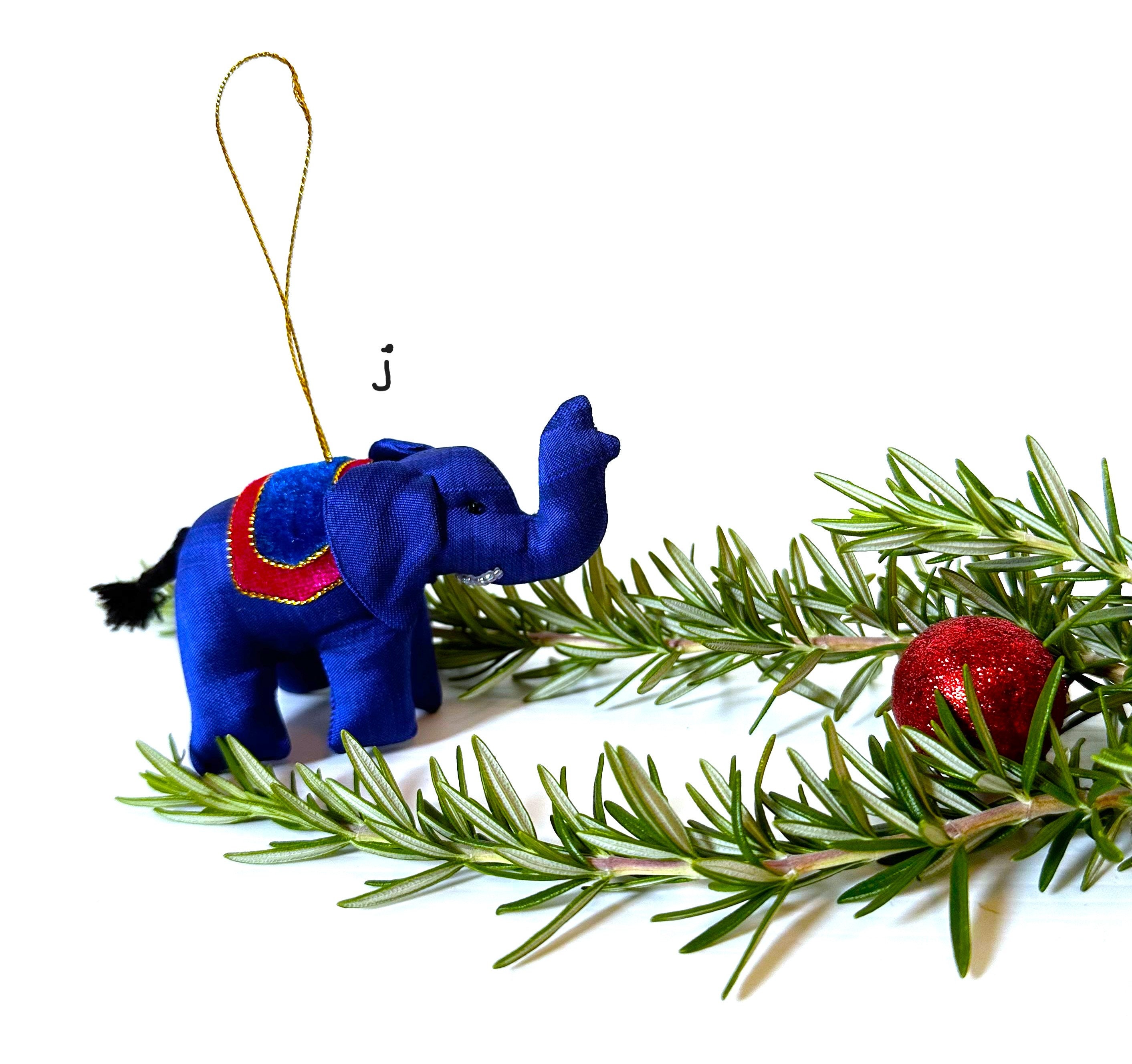 Ornamento decorativo a forma di elefante sotto l'albero