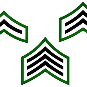 Puede incluir: Tres insignias de rango militar, cada una con un borde verde y galones negros. Las insignias varían en el número de galones, de uno a tres, lo que indica diferentes niveles de rango. El fondo es blanco liso.