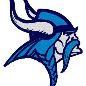 Puede incluir: Parche bordado azul y blanco de la cabeza de un vikingo con un casco con cuernos.