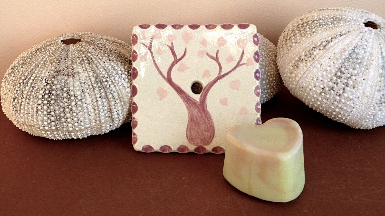 Porte-Savon Carré en Céramique Émaillée Arbre à Coeurs Rose.