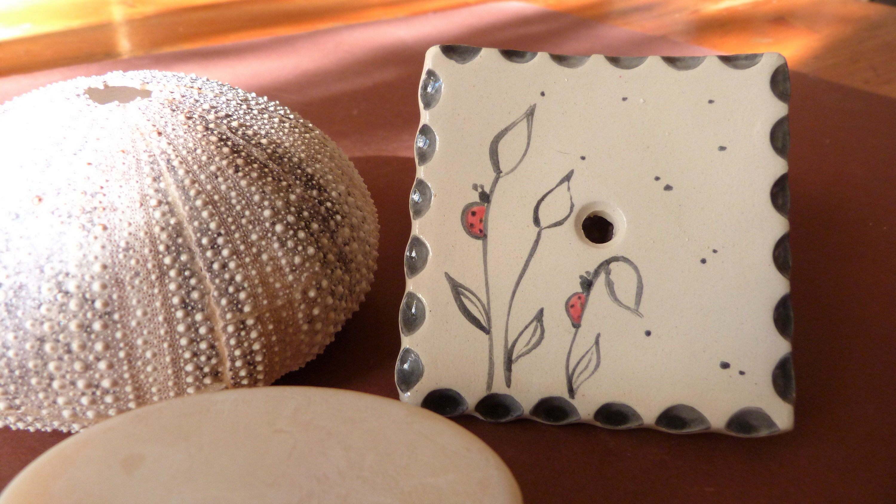 Porte-Savon Carré en Céramique Émaillée Coccinelles sur Fleurs Des Champs.