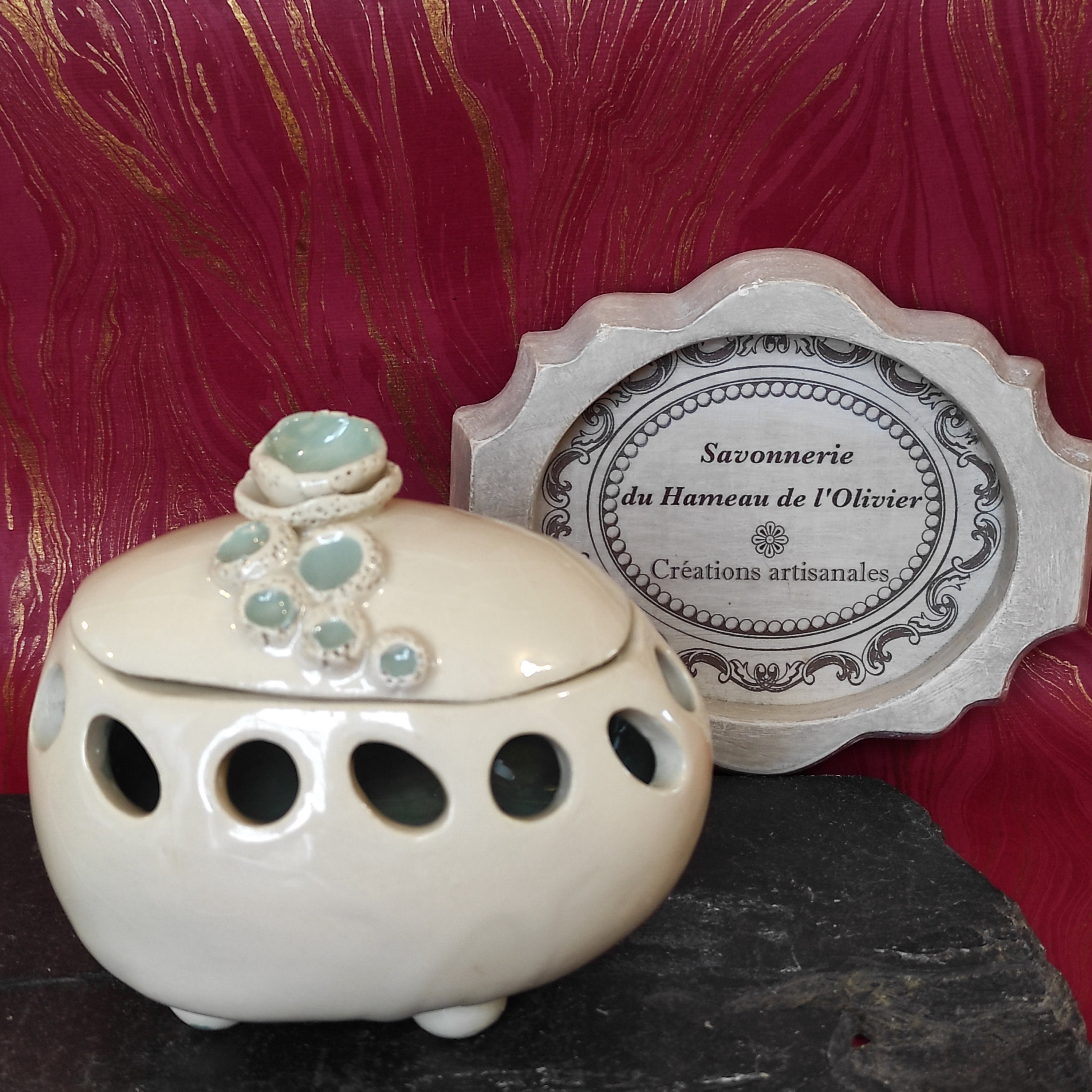 Pot à Couvercle Décoratif Ovale en Grès Émaillé.