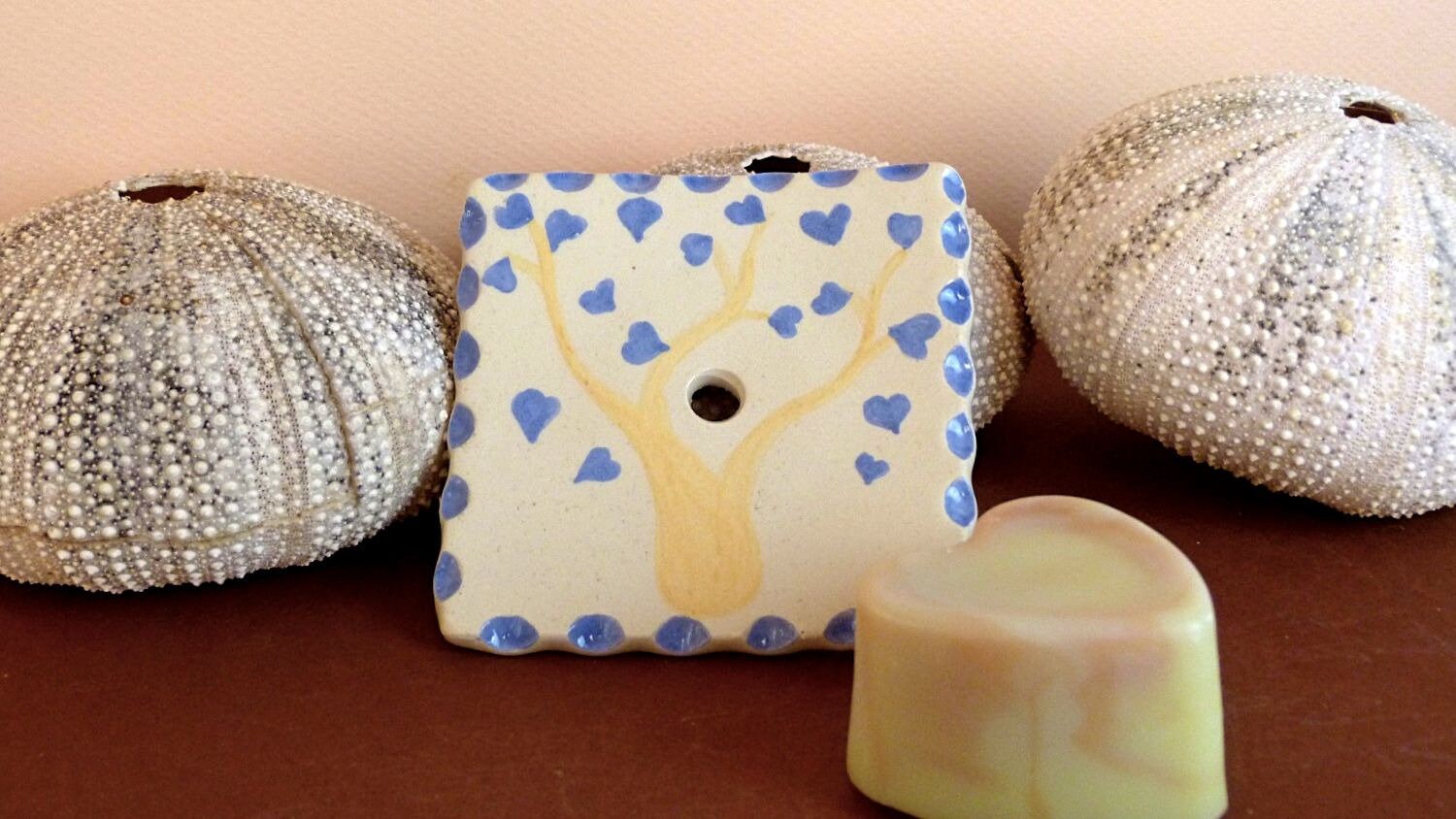 Porte-Savon Carré en Céramique Émaillée Arbre à Coeurs Bleu.