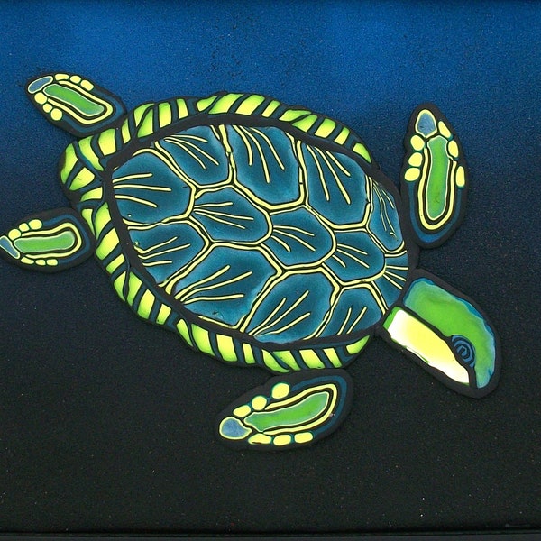 Art mural unique en argile polymère encadré mettant en vedette une tortue colorée avec un fond en polymère dégradé, des placages de canne en polymère