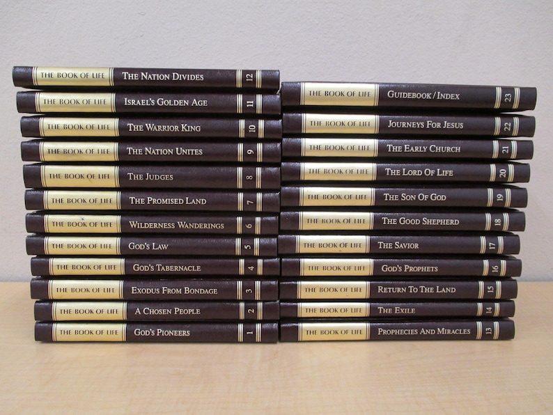 Puede incluir: Una pila de 23 libros marrones con letras doradas. Cada libro tiene el t&iacute;tulo "The Book of Life" y un subt&iacute;tulo diferente. Los subt&iacute;tulos incluyen "The Nation Divides", "Israel's Golden Age", "The Warrior King", "The Nation Unites", "The Judges", "The Promised Land", "Wilderness Wanderings", "God's Law", "God's Tabernacle", "Exodus From Bondage", "A Chosen People", "God's Pioneers", "Guidebook/Index", "Journeys For Jesus", "The Early Church", "The Lord Of Life", "The Son Of God", "The Good Shepherd", "The Saviour", "God's Prophets", "Return To The Land", "The Exile", "Prophecies And Miracles".